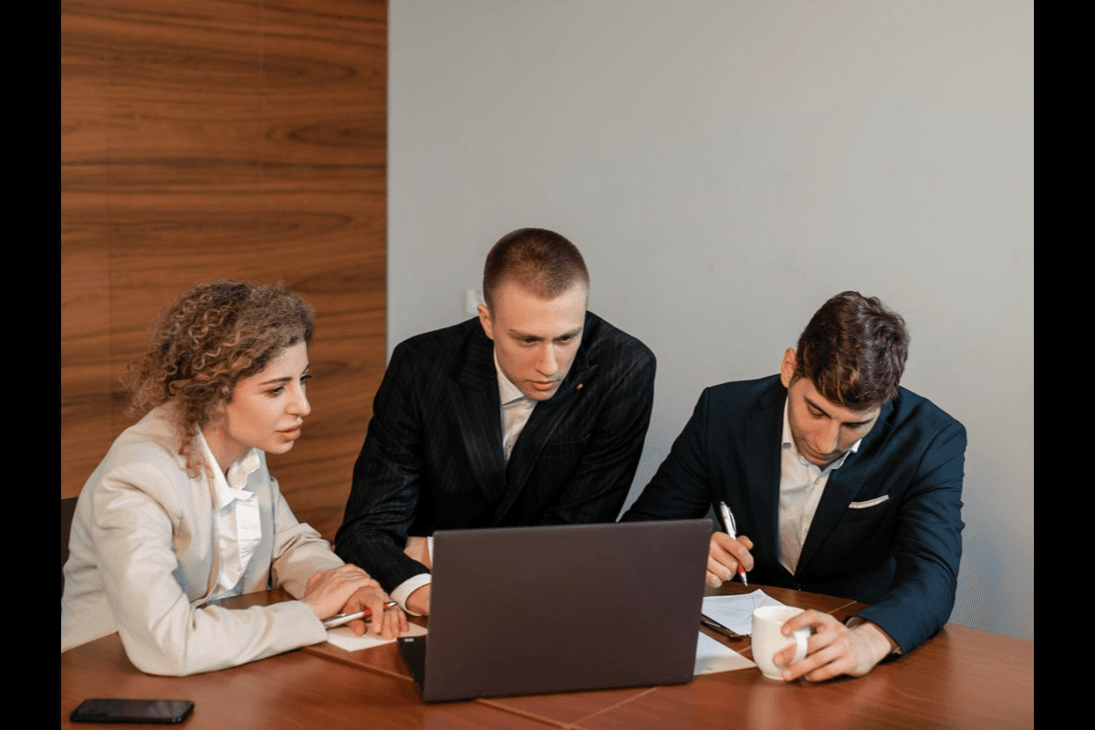 ROI-Berechnung einer professionellen Unternehmenswebsite — Investition versus generierter Umsatz über 12 Monate