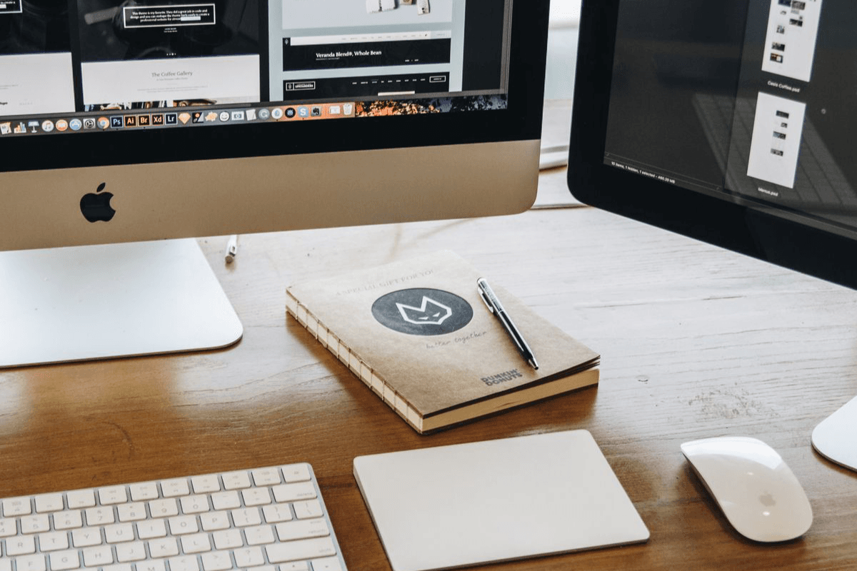 Alte Website auf Laptop-Screen neben moderner Website auf aktuellem Display — Website-Relaunch Vergleich